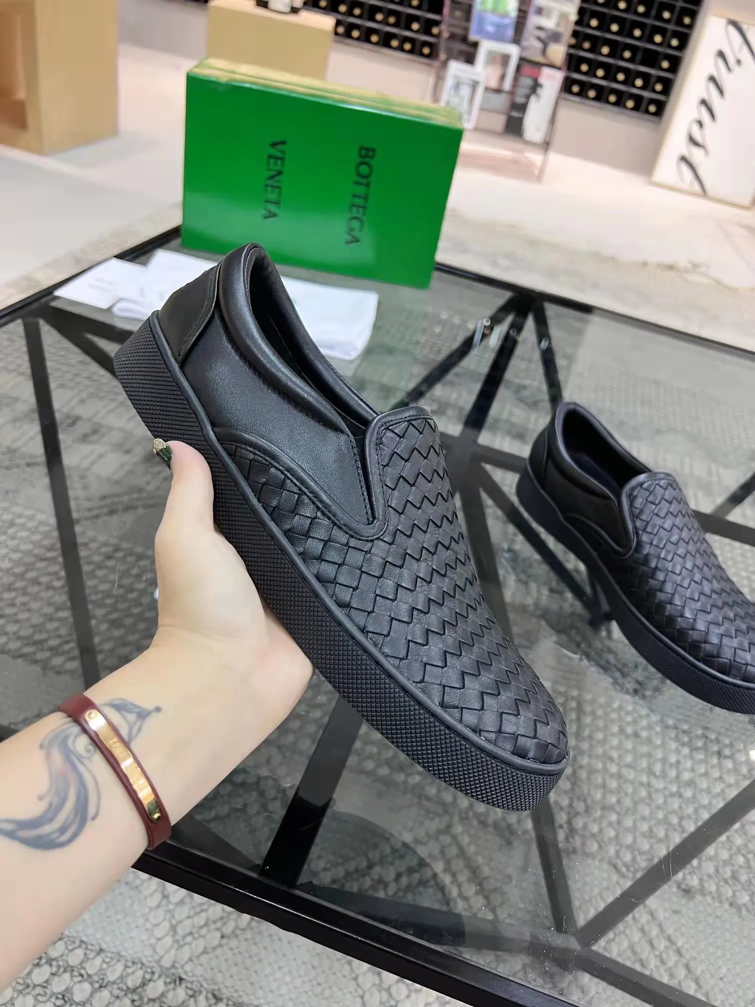 Men's men's shoes 💰420 [New style] 🎍🎍⚠️BOTTEGA VENETA) BV fashionable and casual classic, classic on sale ⬆️⬆️! (High quality) only better than genuine products from counters! Top handcrafted woven decoration [strong]💯💯 Breathable mesh lining plus mixed sheepskin and original latex feet! Genuine rubber anti-slip outsole! ! Super comfortable! Welcome to compare the authentic products at the counter! 38 to 44 (45 can be customized